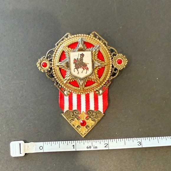 Red and Gold Decorative Medal Brooch - Picture 3 of 4